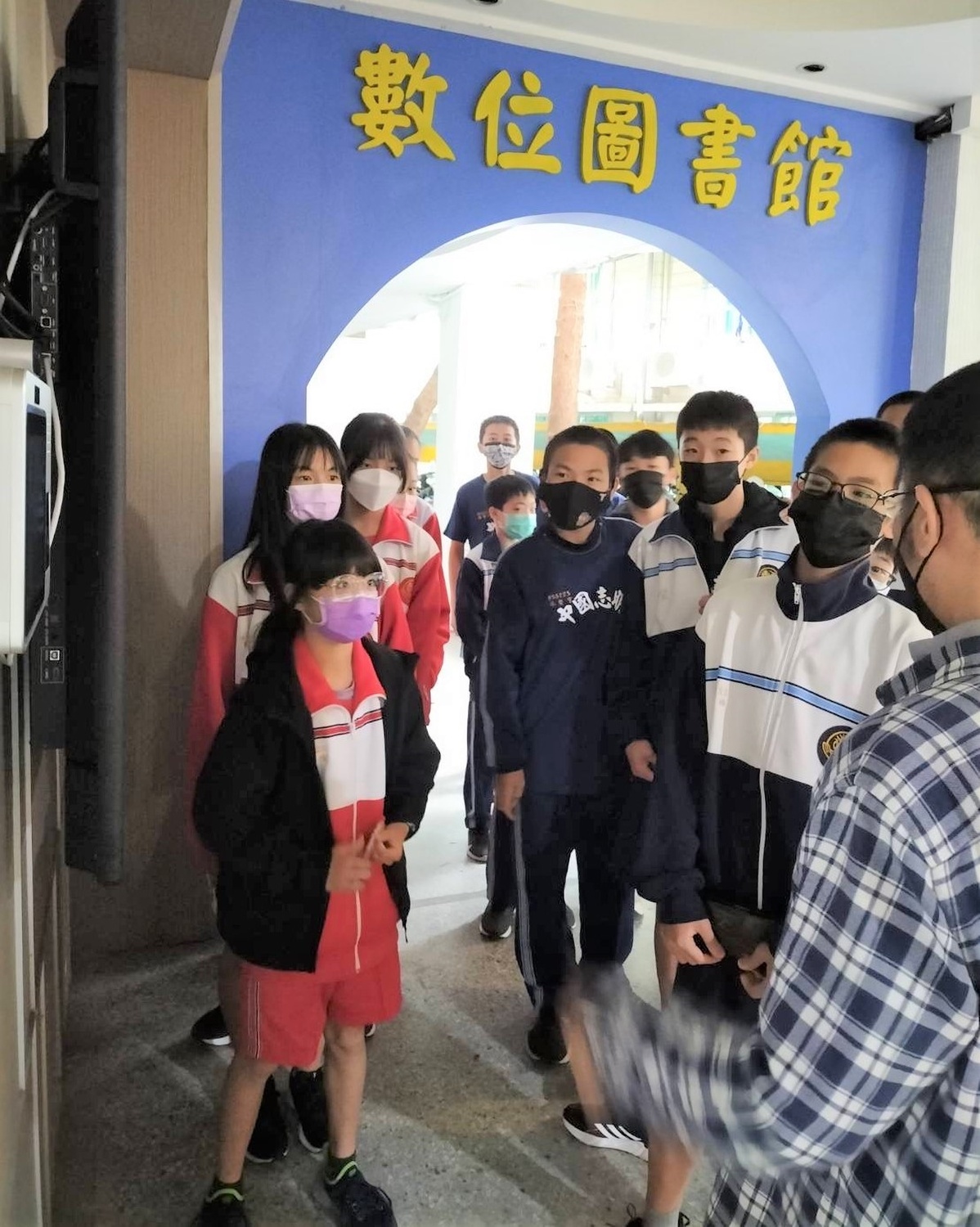 明治國中科技領域教師使用AI人工智慧大數據分析，指導學生設計人臉辨識圖書推薦系統，可辨識身分、記錄借閱資料、累積回饋獎勵及推薦好書等。