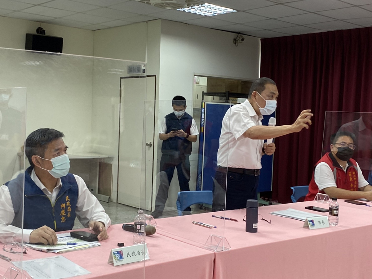 新北市長侯友宜今(30)日率市府團隊深入偏鄉，到石碇區與里長進行座談。 圖：新北市民政局提供