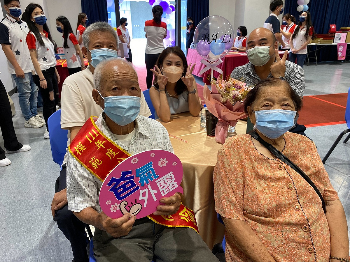 活動現場米倉里模範父親張開論與家人開心合影。 圖：八里區公所提供