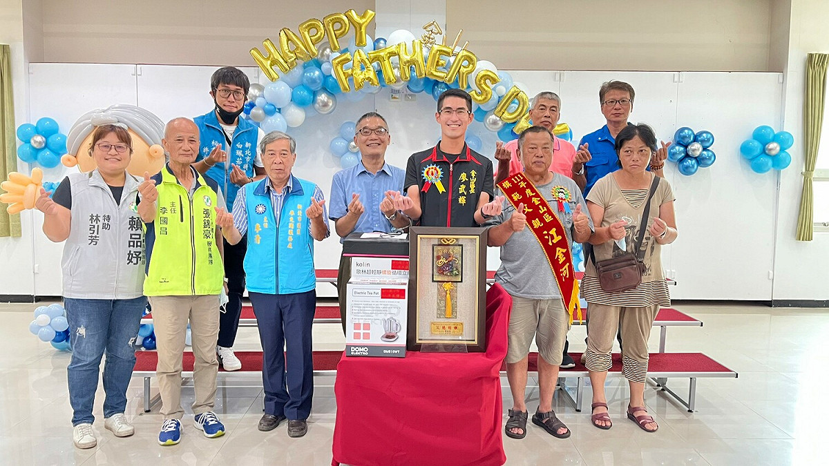 金山區級模範父親兩湖里江金河。 圖：金山區公所提供