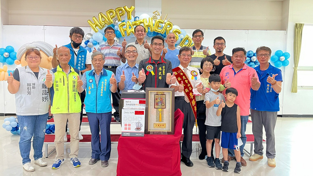 代表金山區赴市府接受表揚的市級模範父親李勝來。 圖：金山區公所提供