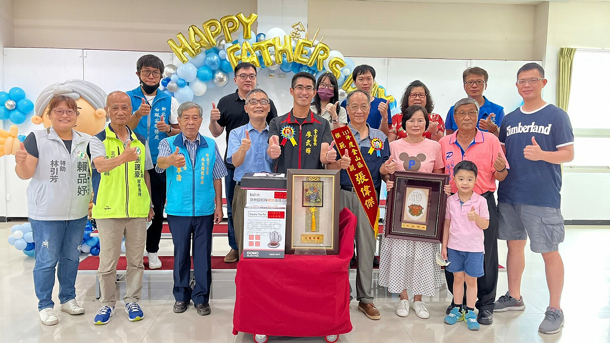 金山區級模範父親六股里張偉傑。 圖：金山區公所提供