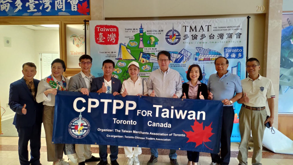 立法院推動台灣加入CPTPP策進會訪問團造訪多倫多與多倫多辦事處長陳錦玲及僑界合影。由左至右：僑務委員黃煌裕、僑務諮詢委員王珠娥、立委鍾佳濱、立委許智傑、多倫多台灣商會長鄭秀貞、立委邱志偉、陳錦玲、僑務諮詢委員游宗熙、前僑務促進委員鍾文權。 圖/駐多倫多辦事處提供