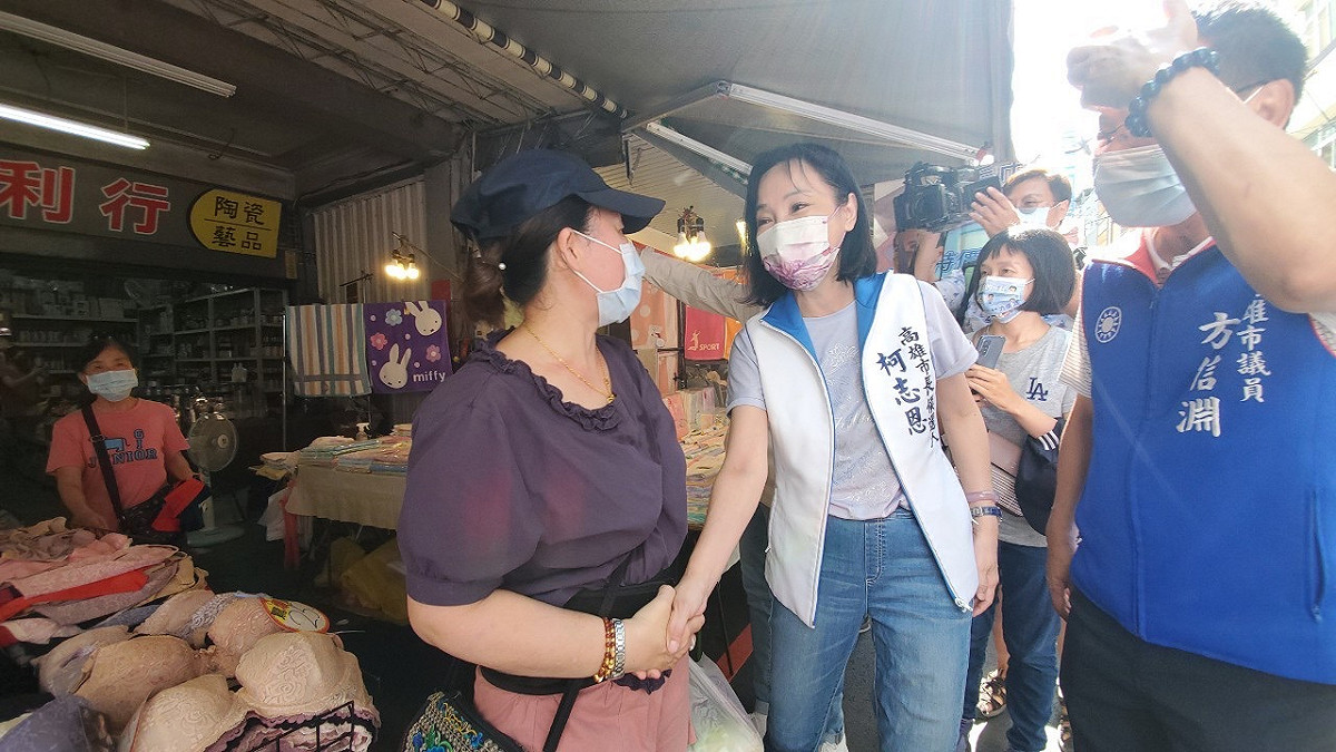 柯志恩至岡山文賢市場掃街拜票。 圖：柯志恩競辦提供