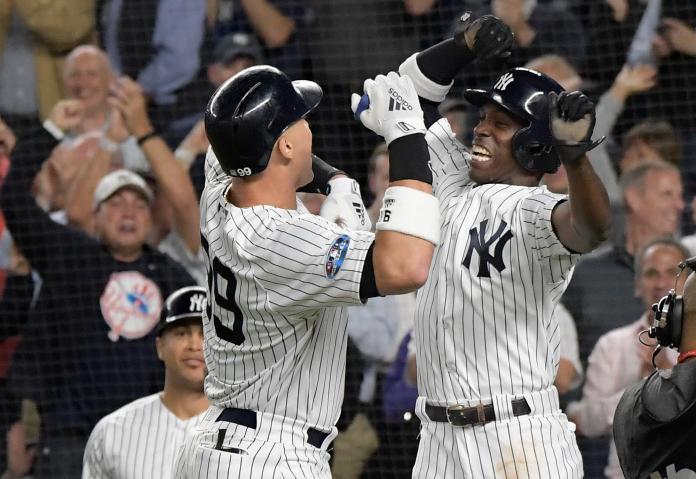 Aaron Judge(左)開轟後跟隊友慶祝。 圖／美聯社／達志影像