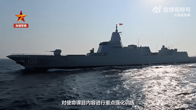 圖為解放軍萬噸「大驅」延安艦赴南海進行主炮射擊演練。