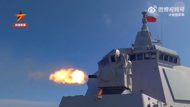 解放軍萬噸「大驅」延安艦進行副炮射擊。 圖：翻攝自央視