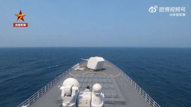 解放軍萬噸「大驅」延安艦赴南海進行主炮射擊演練。 圖：翻攝自央視