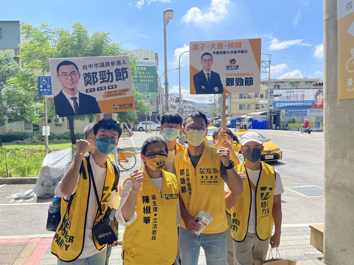 時代力量黨主席陳椒華今日到台中市潭子市場陪同鄭勁節掃街拜票。 圖：時代力量台中黨部/提供