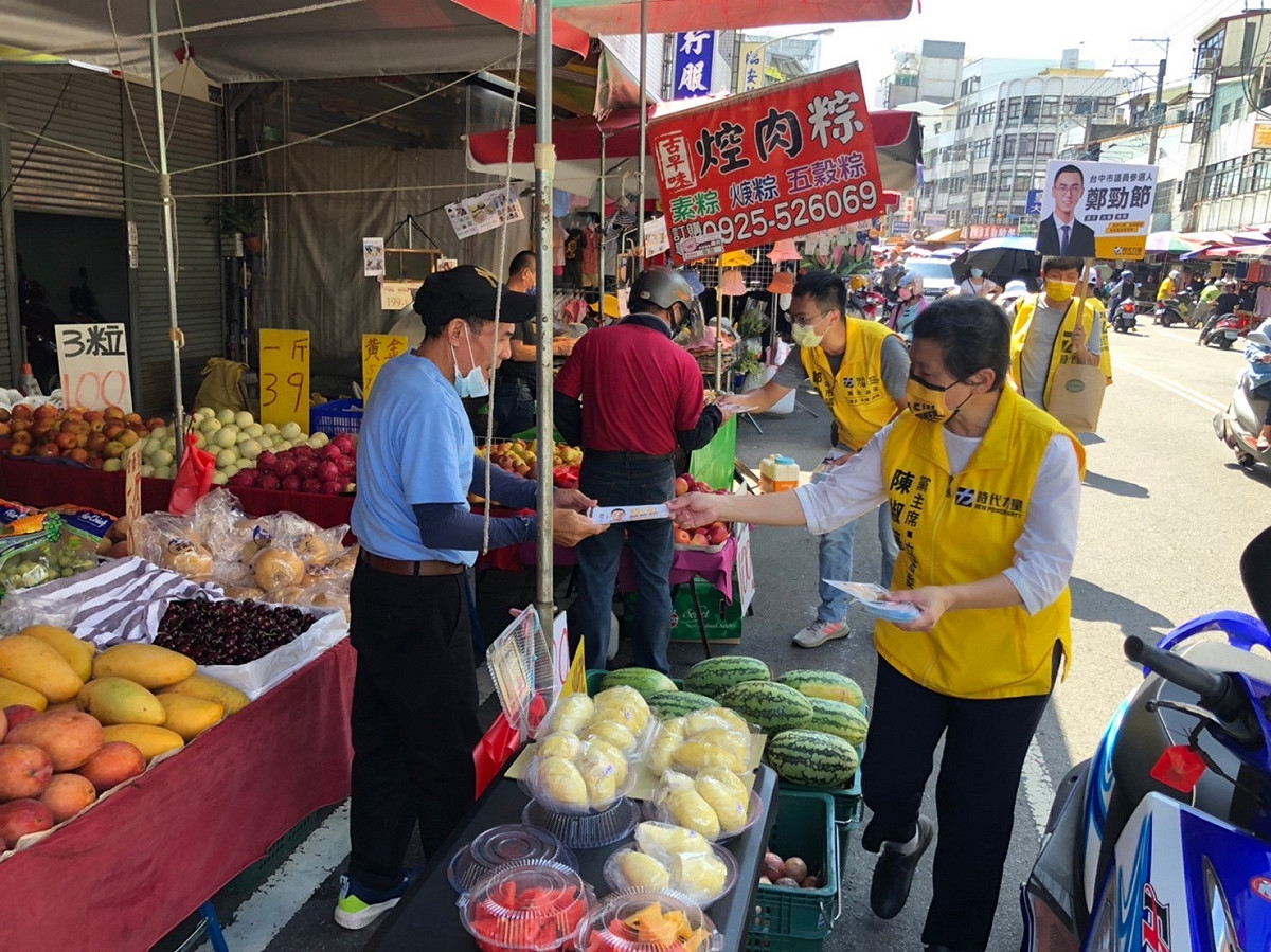 時代力量黨主席陳椒華今日到台中市潭子市場陪同鄭勁節掃街拜票。 圖：時代力量台中黨部/提供