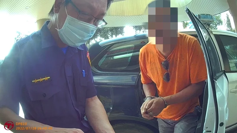 金門一名男子向已婚婦人展開瘋狂追求，甚至在遭女子回絕後玻璃心碎，除持續跟蹤外，更曾登門予以言語恐嚇，金城分局依違反跟騷保護令罪嫌移送該地檢察署偵辦並獲准預防性羈押。 圖：警方提供