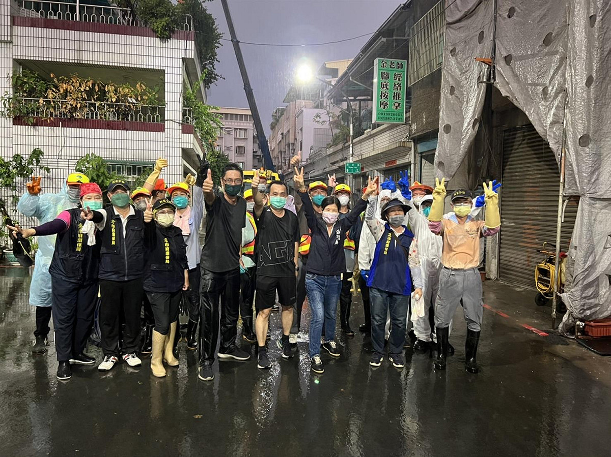 高雄市環保局前後共派出239名清潔隊員，清理三民區克武路這處「鼠窩」。 圖：高雄市環保局／提供