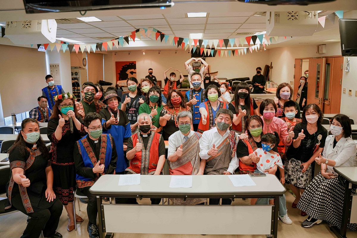 民進黨台北市長參選人陳時中今在擔任競總主委的前副總統陳建仁陪同下前往東門基督長老教會禮拜。 圖：陳時中競選辦公室 / 提供
