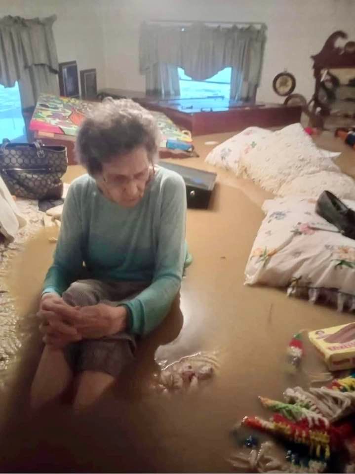 安柏姬住處水淹約120公分，周圍家具已被洪水浸泡水中。 圖：翻攝自臉書