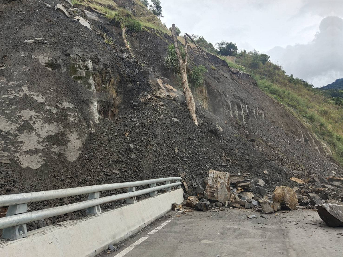 台8線77k靈甫橋路段今（31日）下午傳出土石崩塌，造成道路雙向受阻。 圖：公路總局提供