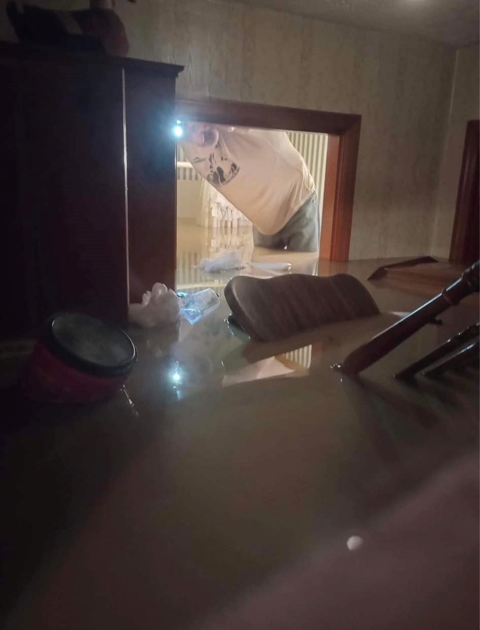安柏姬所住地區發生嚴重水災，水淹隨著暴雨持續落下而不斷上升。 圖：翻攝自臉書