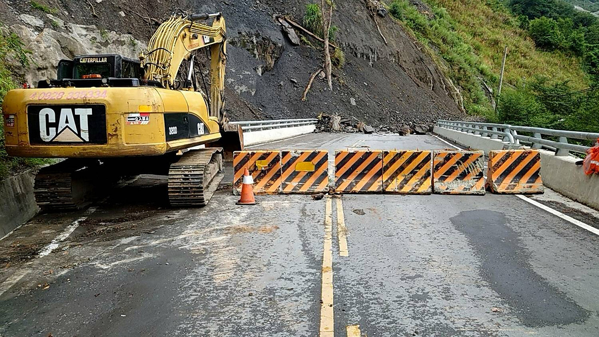 因現場仍有零星落石，故台8線77k靈甫橋路段暫無法搶通。 圖：公路總局提供