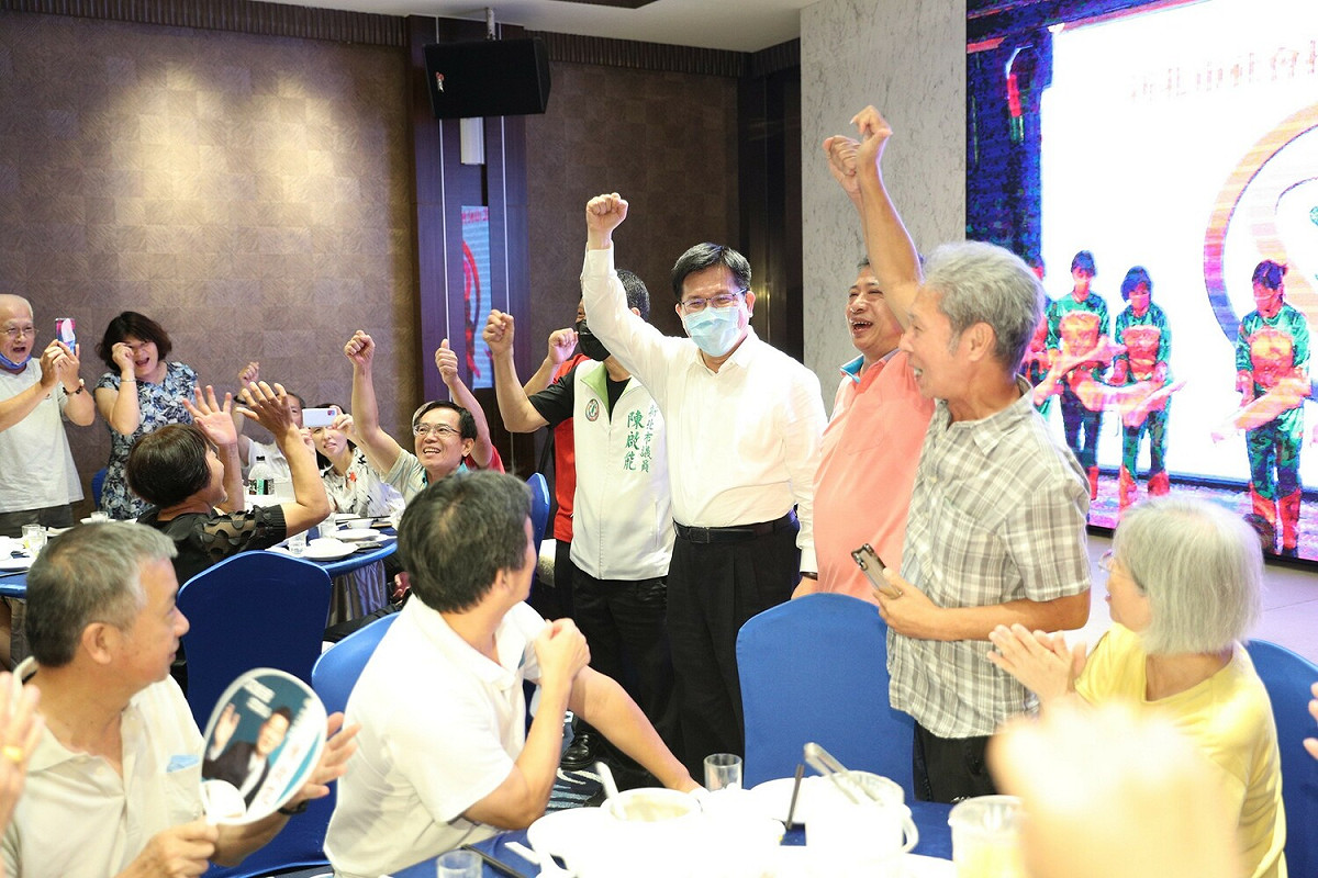 林佳龍今天晚間和新北市議會民進黨團總召陳啟能一同出席新北市社會扶助協會會員大會活動，受到現場超過千名民眾熱情歡迎。 圖：林佳龍競選辦公室提供