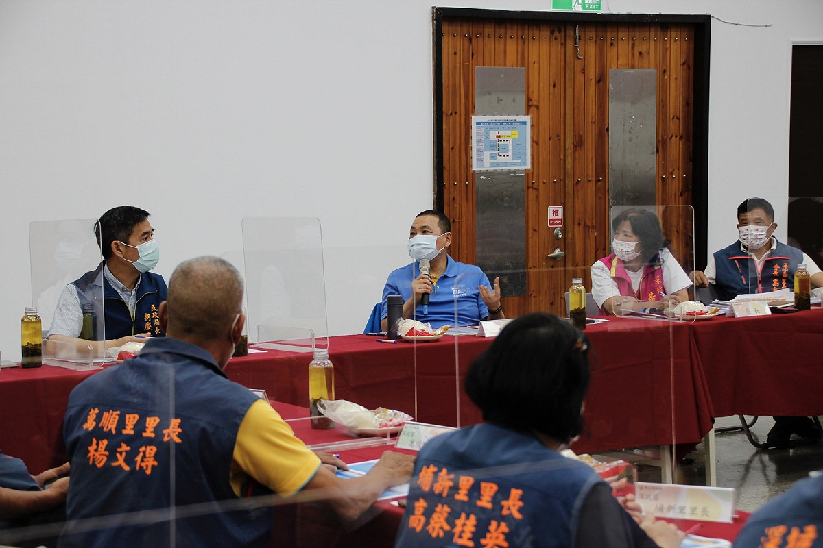 假日不停歇，新北市長侯友宜7月31日率市府團隊前往深坑行動治理。 圖：新北市民政局提供