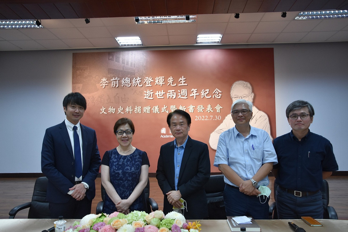 「李前總統登輝先生逝世兩週年紀念──文物史料捐贈儀式暨新書發表會」會後合影，右起李福鐘教授、蘇瑞鏘教授、陳儀深館長、李安妮董事長、鄭睦群執行長。 圖：國史館提供