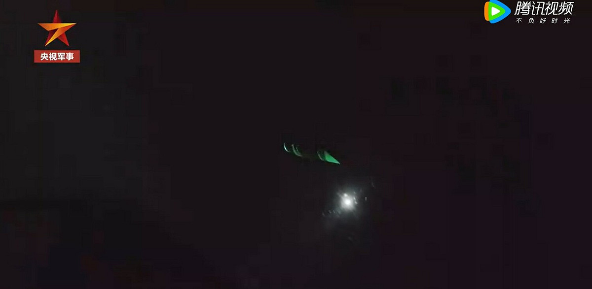 央視軍事表示，解放軍在訓練中遇到「敵人」，緊急轉為戰鬥狀態。 圖：翻攝自央視軍事