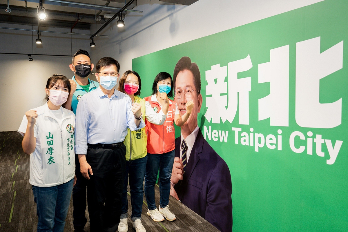 民進黨新北市長參選人林佳龍，今天正式開張進駐競選辦公室；市議員參選人陪同。 圖：林佳龍競選辦公室提供