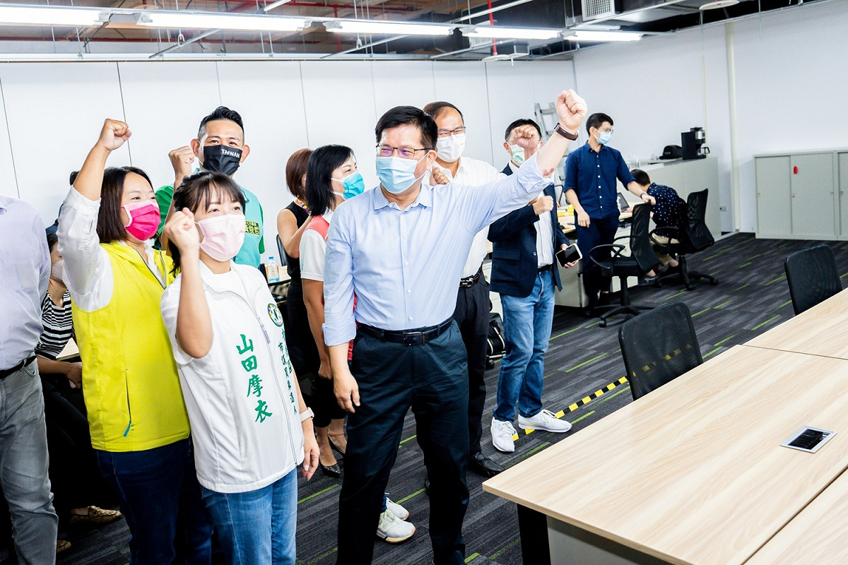 民進黨新北市長參選人林佳龍，今天正式開張進駐競選辦公室；市議員參選人陪同。 圖：林佳龍競選辦公室提供