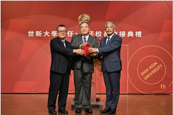 世新大學新任校長陳清河（右）於卸任校長吳永乾（左）手中接下印信，世新大學董事長周成虎（中）監交。 圖：世新大學提供