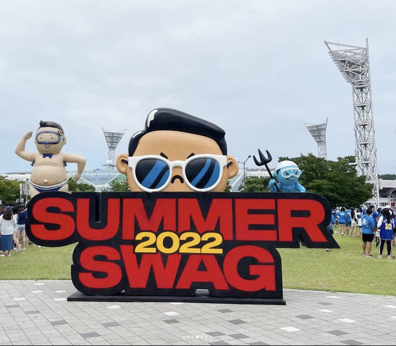 韓國歌手 PSY 舉辦演唱會，工作人員因場地溼滑從 15 公尺設備墜下。 圖：翻攝自 PSY IG