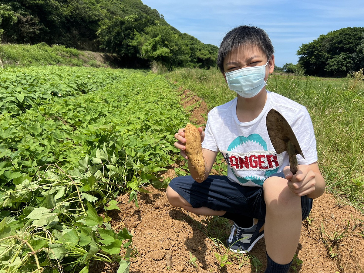 「海風浪花漫漫行」主題遊程不但能下田親手挖地瓜，還可品嚐農家鮮蔬料理。