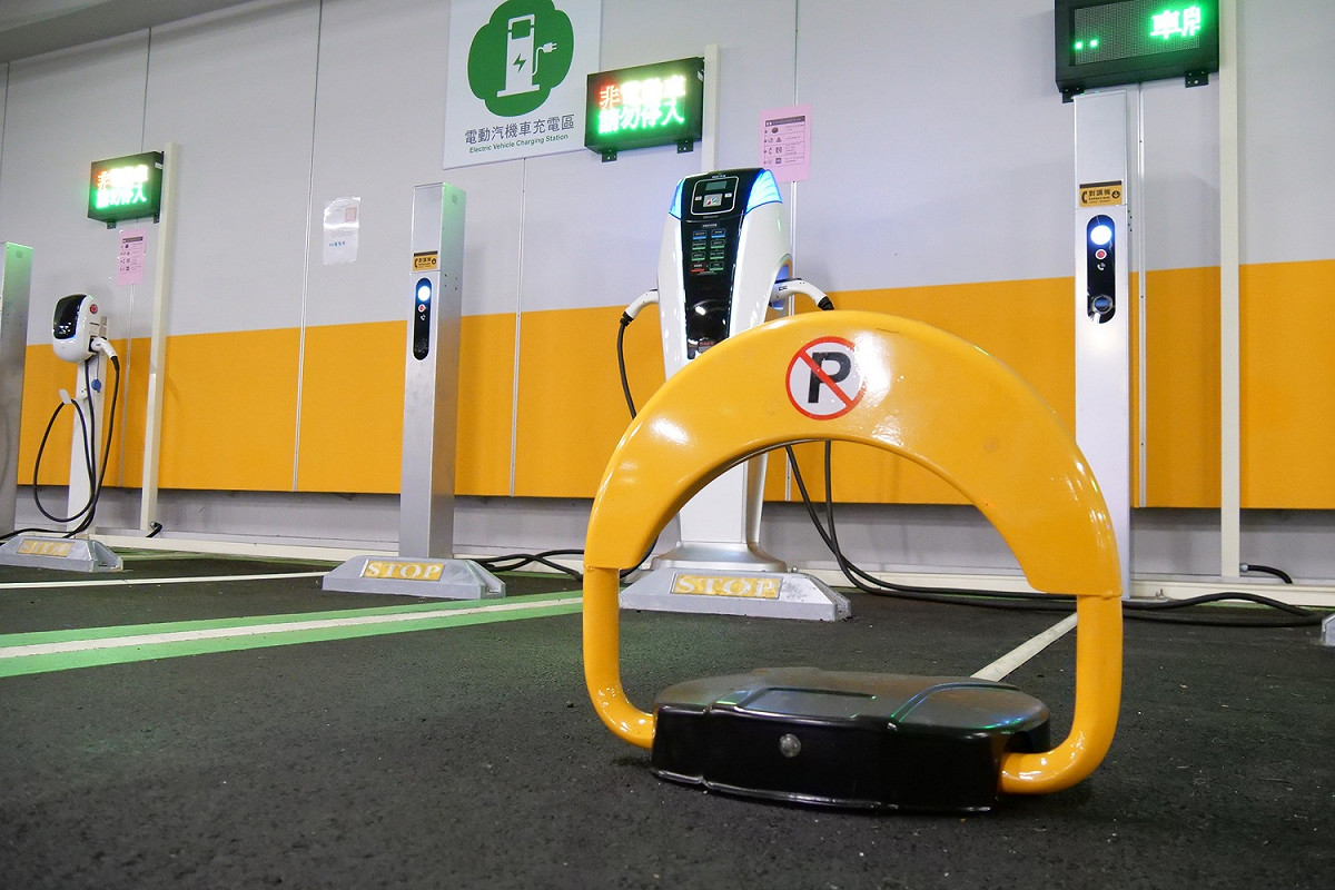 新北市停車場電動車位的智慧感應鎖。 圖：新北市交通局提供
