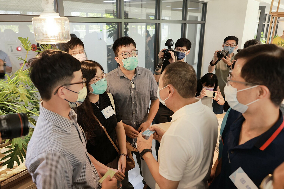 侯友宜與青年紀錄片創作者交流分享。 圖：新北市城鄉局提供