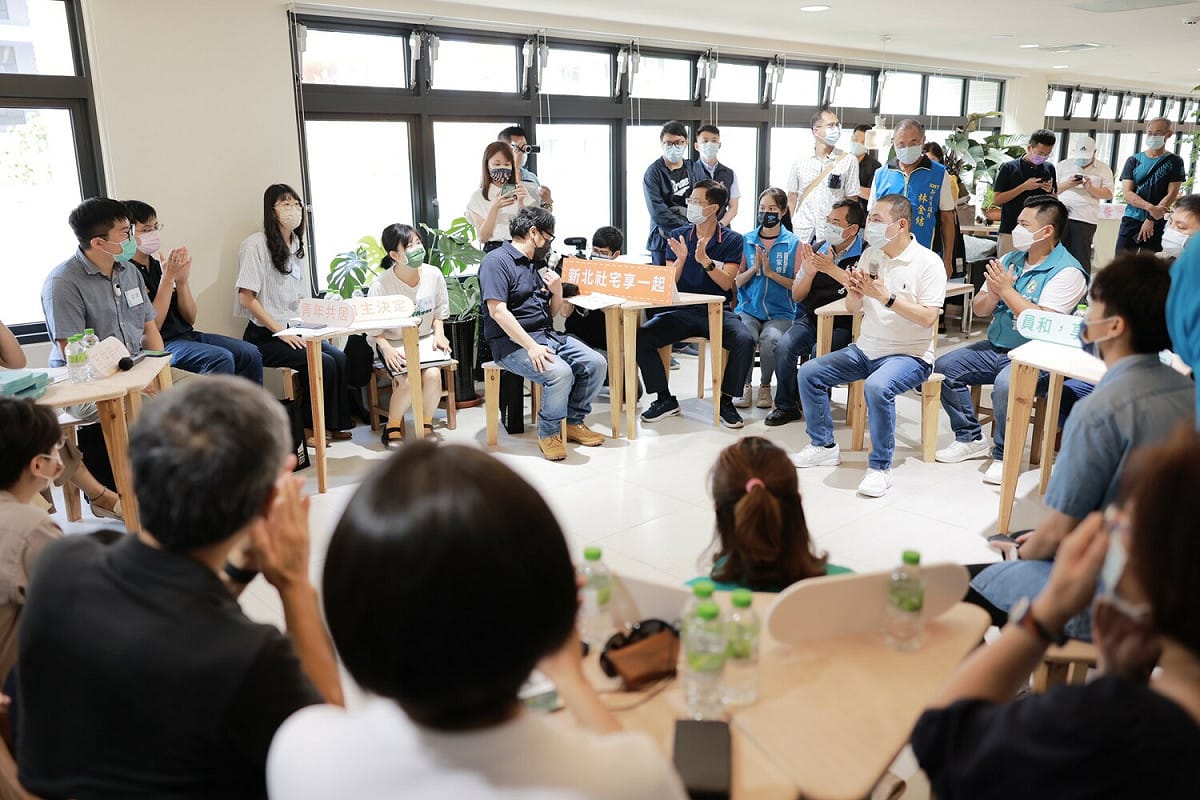 侯友宜與青年暢談共居想像。 圖：新北市城鄉局提供