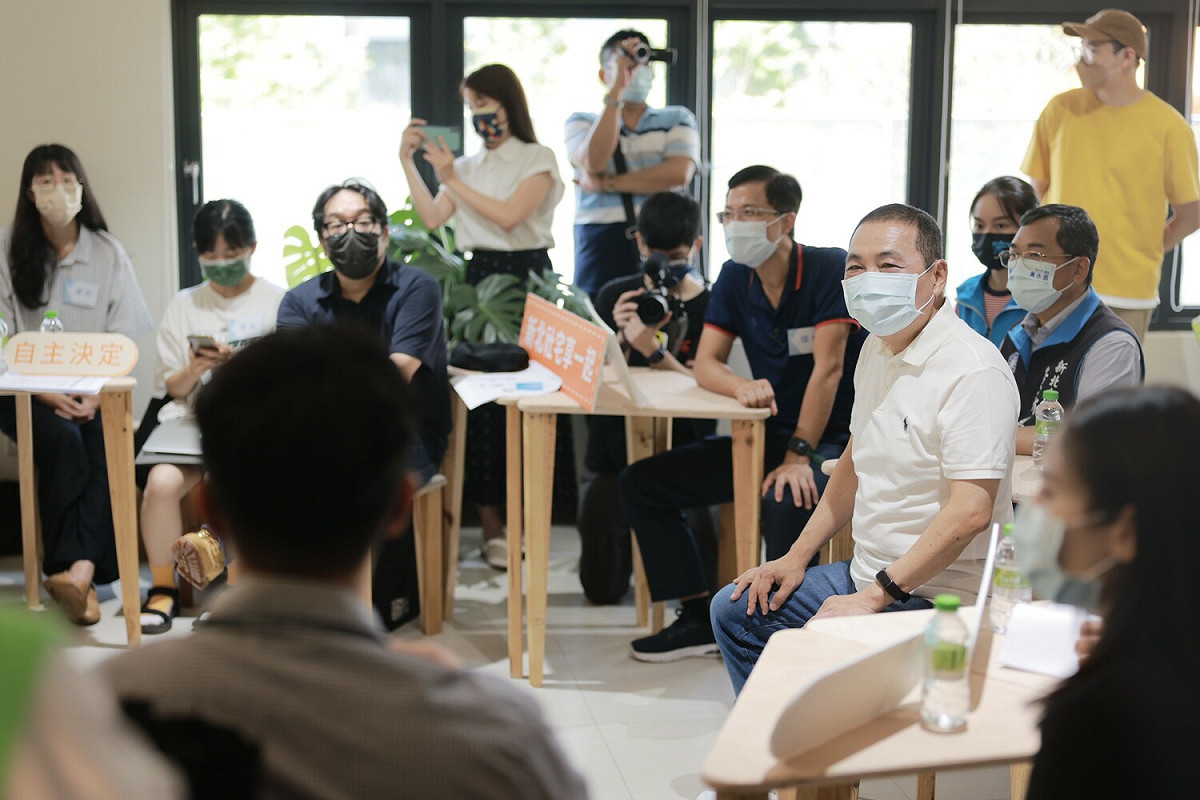侯友宜親聽青年委員居住建言。 圖：新北市城鄉局提供
