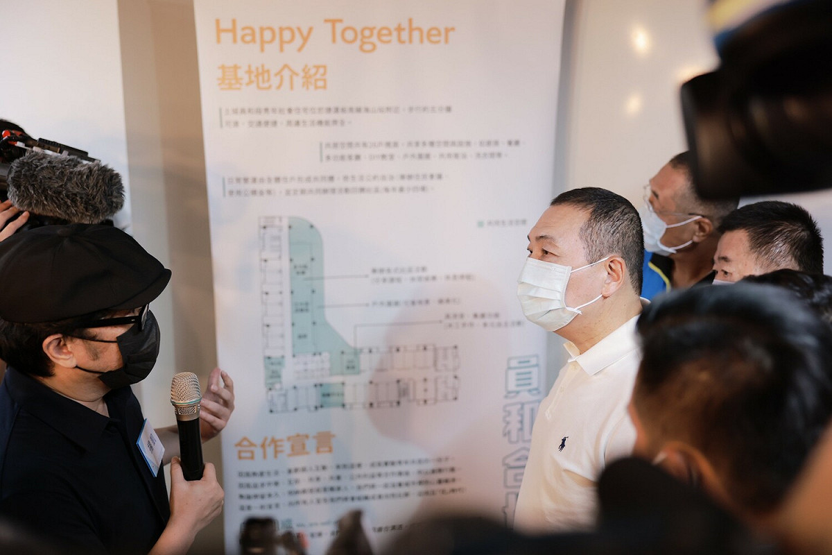 OURs彭揚凱秘書長向侯友宜說明計畫理念。 圖：新北市城鄉局提供