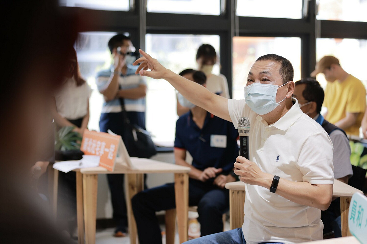 侯友宜與青年交流新北安居藍圖。 圖：新北市城鄉局提供