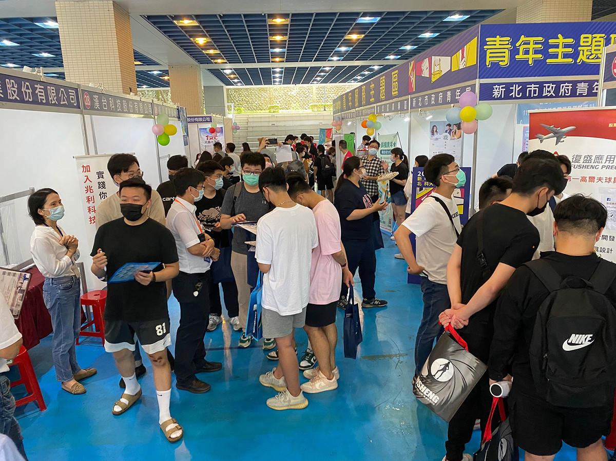「週週有徵才」首場8月3日（三）上午10時至下午2時，在中和四號公園的國立台灣圖書館圓舞曲廣場B1盛大舉辦。 圖：新北市就服處提供
