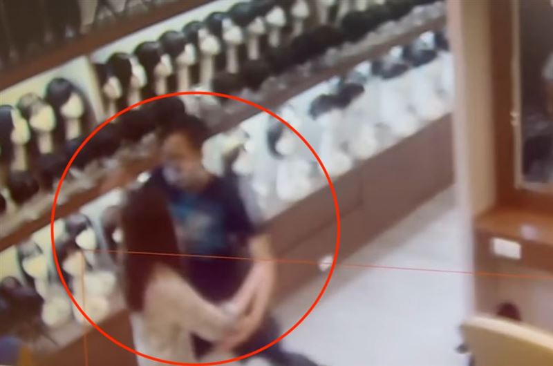 畫面中可見他伸手試圖碰觸女店員。