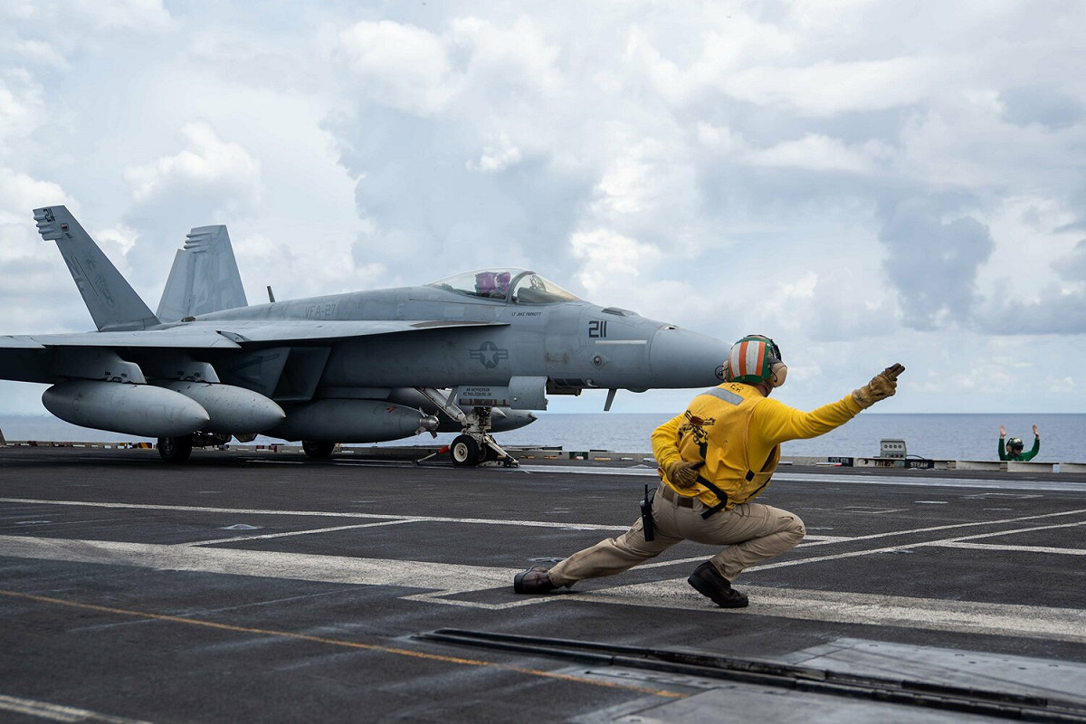 除了西方承諾提供的 F-16 戰鬥機，烏克蘭還希望得到更多類型的軍用飛機。圖為 F-18。 圖：翻攝 7th Fleet推特