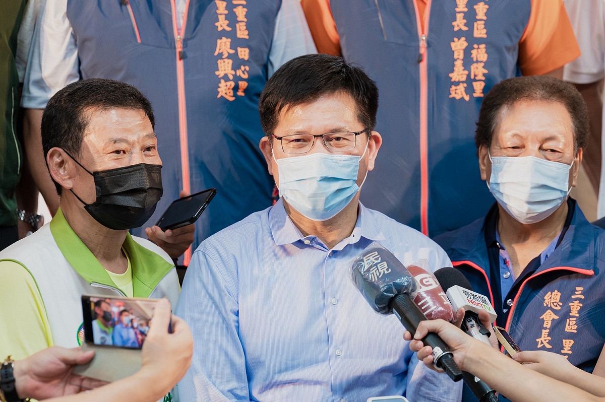 林佳龍說，自己來應徵市長，要讓市民頭家做裁判，「應徵一次要做四年，不是做一年就去選別的」，大家如果滿意再給他連任的機會，這就是民主政治。 圖：林佳龍競選辦公室提供