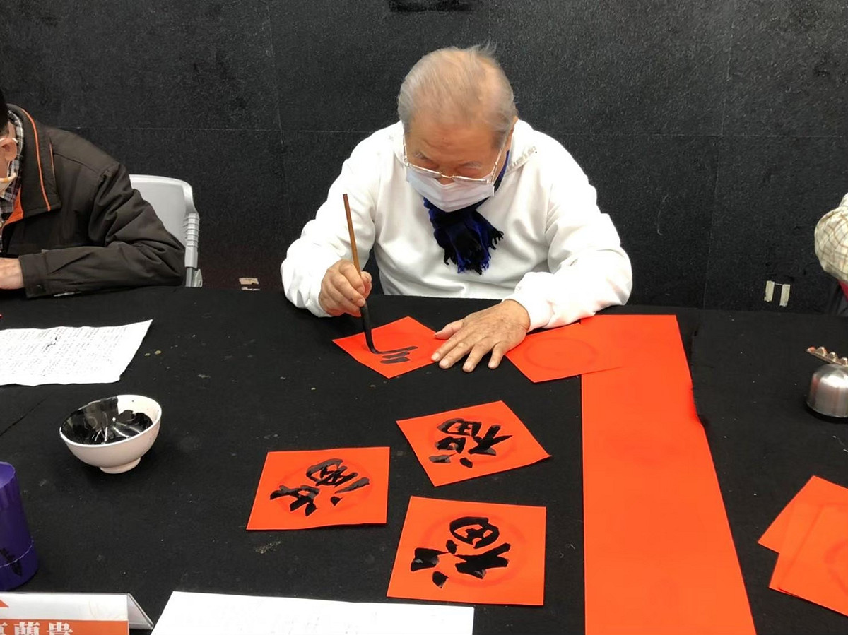 熱愛書法的高爺爺練就一手好字。 圖：新北市體育處/提供