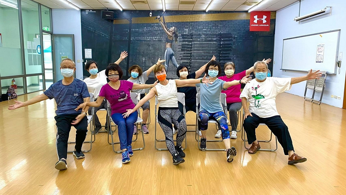 新莊運動中心「銀髮健身俱樂部」學員展現滿滿活力。 圖：新北市體育處/提供