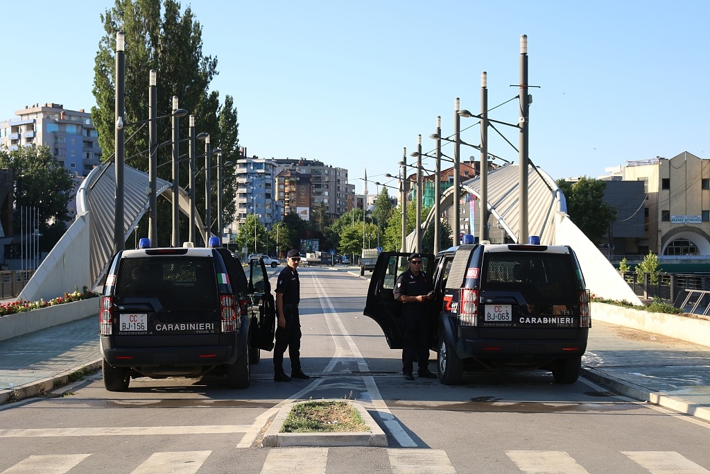 科索沃境內的塞爾維亞人封鎖聯外道路。 圖 : 翻攝自視覺中國