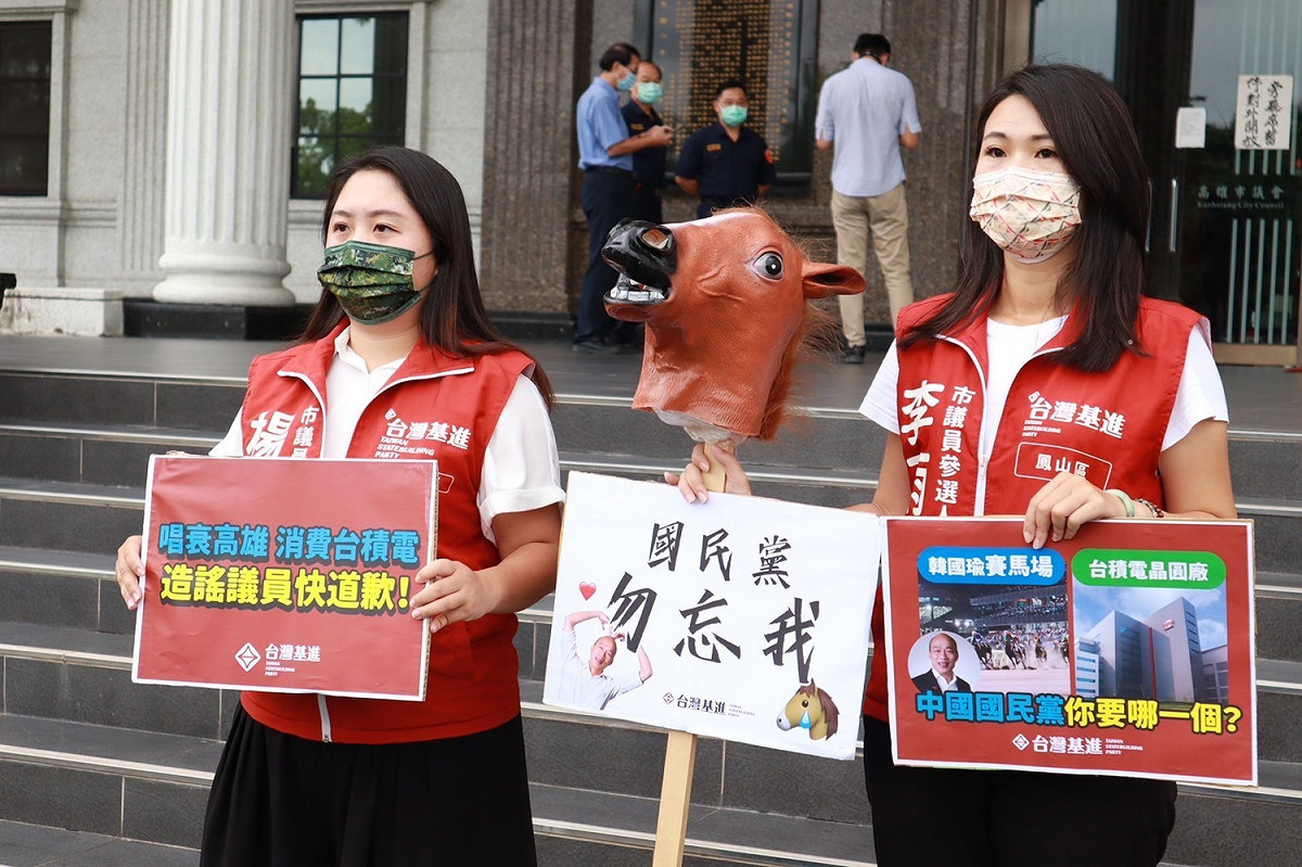 台灣基進李雨蓁(右)、楊佩樺要國民黨勿再造謠抹黑。 圖：台灣基進提供