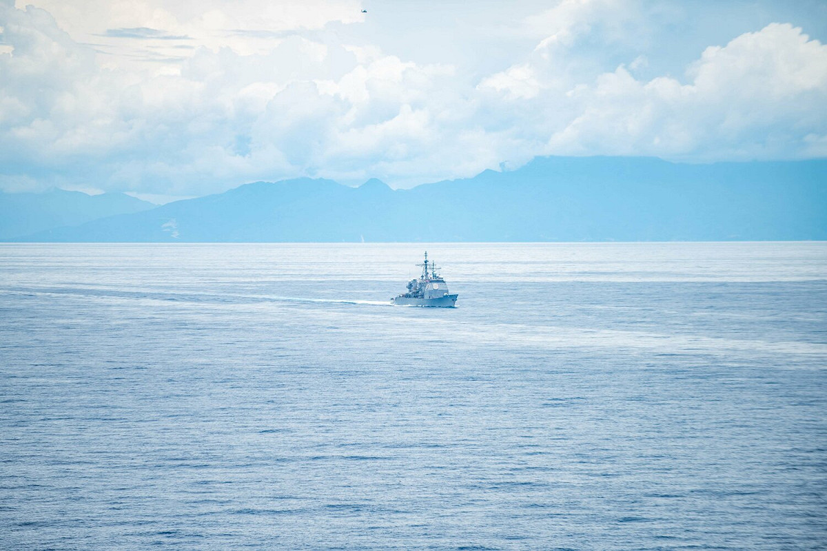 美軍公布「雷根號 (CVN-76)」航艦打擊群7月30日經菲律賓聖貝納迪諾海峽進入菲律賓海照片。圖為「提康德羅加級」飛彈巡洋艦「安提坦號(CG-54)」。 圖：翻攝 U.S. Pacific Fleet推特