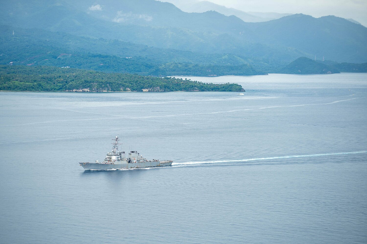 美軍公布「雷根號 (CVN-76)」航艦打擊群7月30日經菲律賓聖貝納迪諾海峽進入菲律賓海照片。圖為「勃克級」飛彈驅逐艦「希金斯號(DDG-76)」。 圖：翻攝 U.S. Pacific Fleet推特