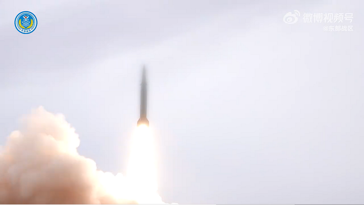 中國解放軍東部戰區官方微博8月1日傍晚發布了打著馬賽克導彈的影片 圖: 翻攝自中國解放軍東部戰區官方微博