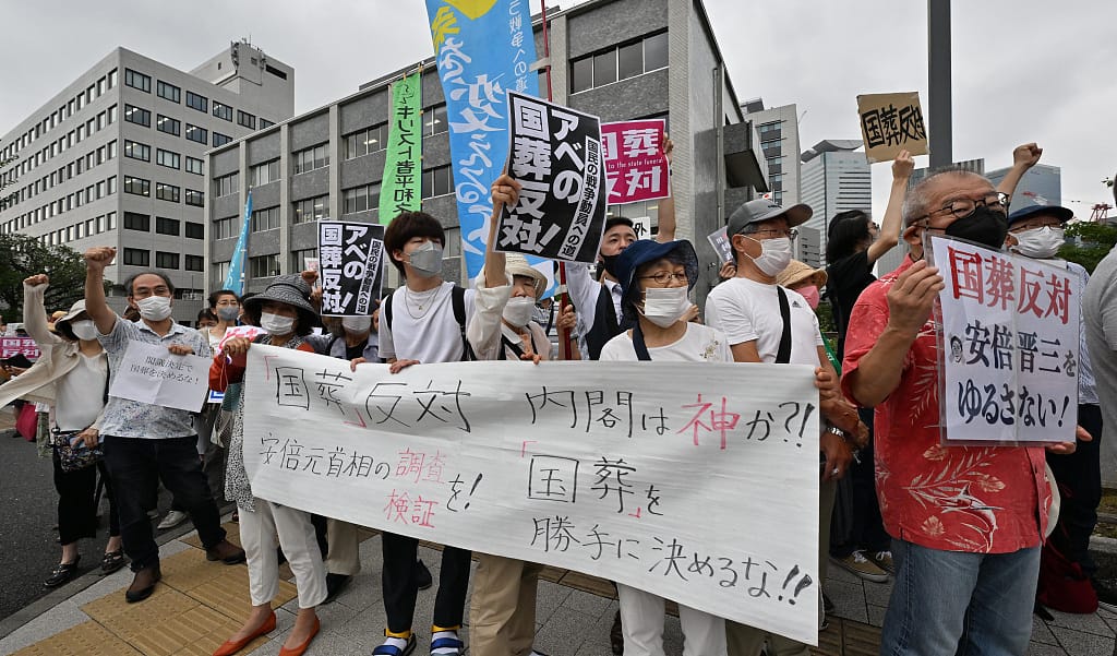 日本民眾在街頭抗議政府為安倍晉三舉行國葬。 圖 : 翻攝自視覺中國