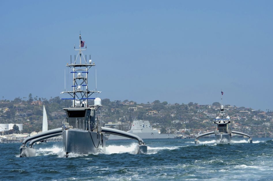 美軍中型無人水面艦艇(MUSV)「海獵號(USV Sea Hunter)」、「海鷹號(USV Seahawk)」。 圖：翻攝US Navy