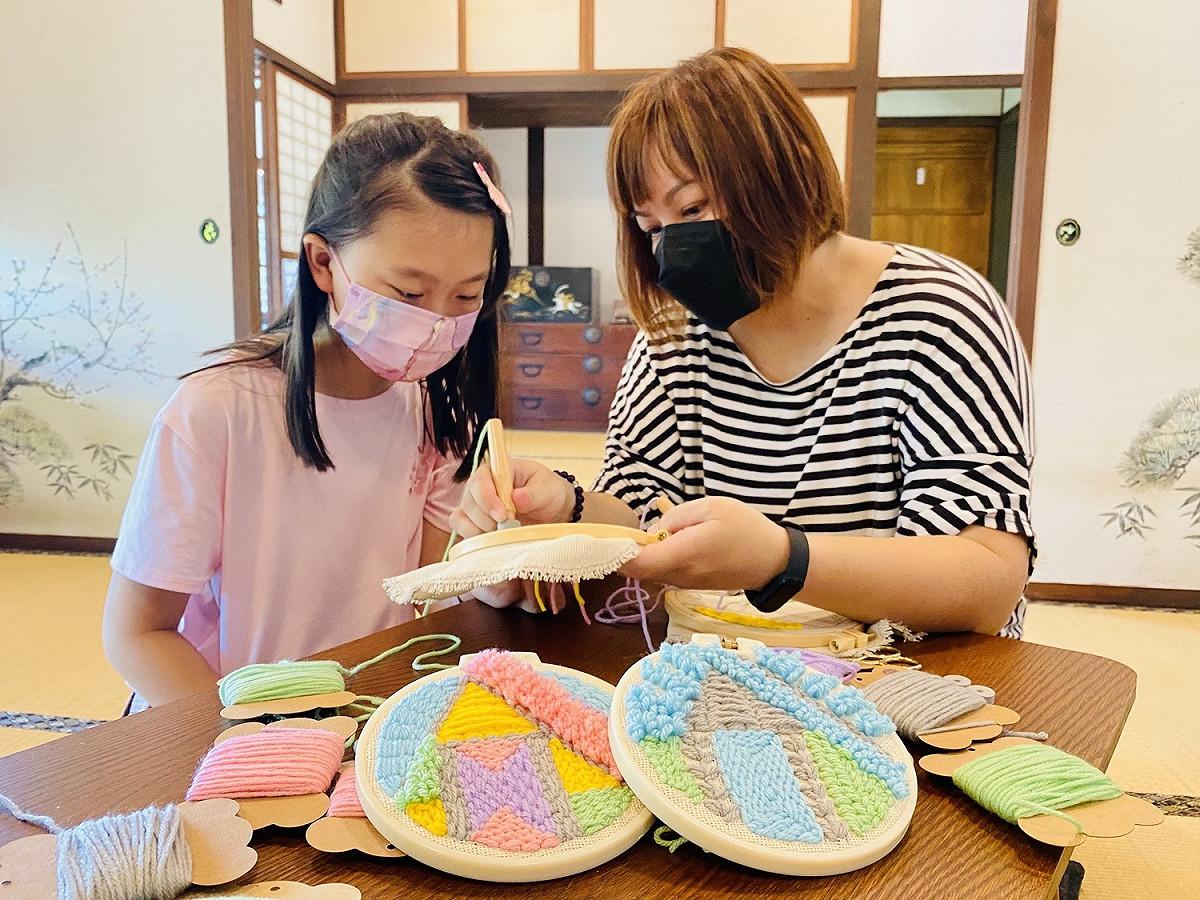 淡水古蹟博物館的駐村藝術家陳琇萍（右）推出適合國小中高年級體驗的「俄羅斯刺繡」。 圖：淡水古蹟博物館提供